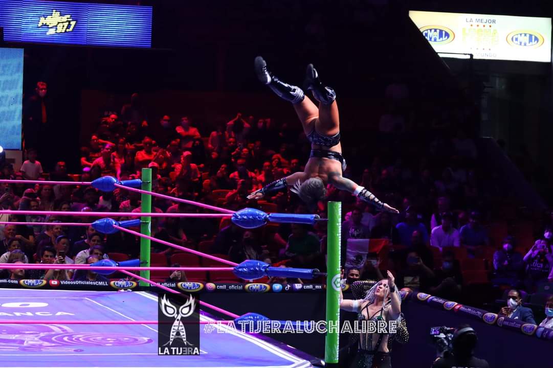 LaTijeraLucha's tweet photo. simplemente lució en casa.
Las experimentadas mexicanas fueron las que hicieron el trabajo duro de ir mermando a sus rivales, mientras #ChicasIndomables y la #Reina capitalizaban con las rendiciones y la debutante heredera del #GranApache (QEPD) dejó gran sabor de boca.
#latijera https://t.co/op0idDZzKX