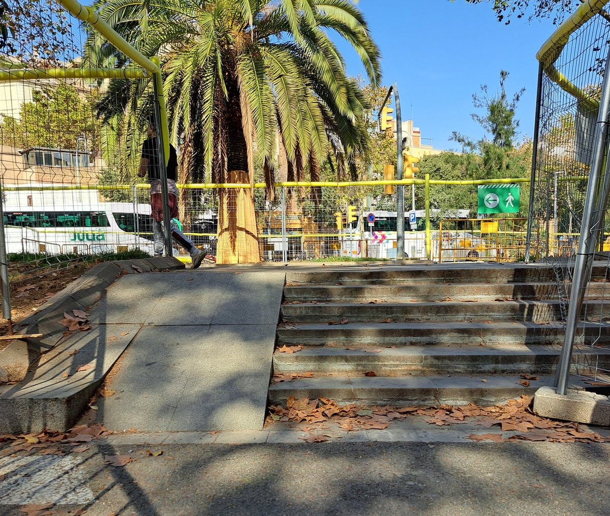Martagggm's tweet photo. He intentado hacer la fotografía para apreciar la inclinación de la rampa, pero ciertamente ha sido muy complicado, como lo es su ascensión o descenso. Esto sí que es perder el tiempo en la creación de accesibilid urbanistica. #sharediversitas #diversidaduoc https://t.co/breGJH6VxF