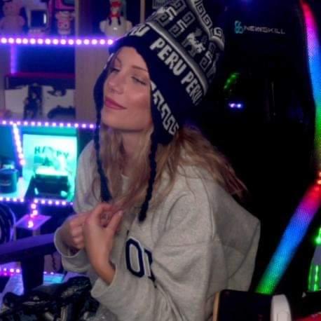 qwhtari's tweet photo. -; Sigo recordando con mucho cariño el stream del martes, tuve muchos sentimientos  entre felicidad y emoción siempre me hizo ilusión que biyin probará dulces peruanos o  se relacionará más con mi país y si sucedió, gracias a las perurchas por hacerlo posible y a @_biyin_ <3 tqm https://t.co/eeyVIPeLEw