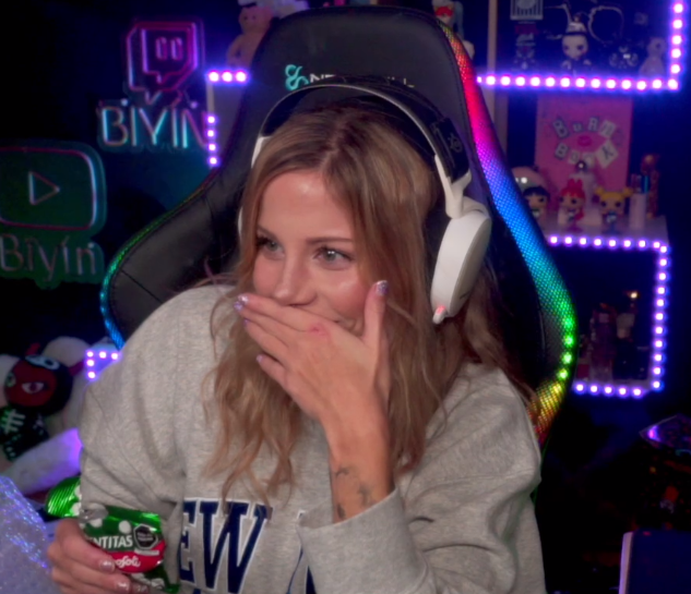 qwhtari's tweet photo. -; Sigo recordando con mucho cariño el stream del martes, tuve muchos sentimientos  entre felicidad y emoción siempre me hizo ilusión que biyin probará dulces peruanos o  se relacionará más con mi país y si sucedió, gracias a las perurchas por hacerlo posible y a @_biyin_ <3 tqm https://t.co/eeyVIPeLEw