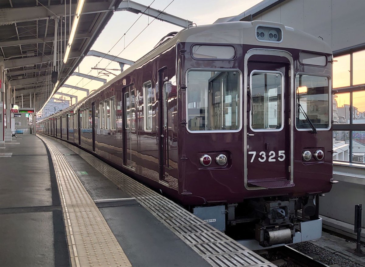 YLc5820's tweet photo. おはようございます🙂京都線系統では7300系2両と8300系6両による8両編成が活躍していますが仕様が異なる車両同士を連結して固定編成としているのが面白く、特に7325Fと組む8311Fは額縁スタイルなので尚更です😃🚋🚆
#阪急 #阪急電車 #阪急7300系 #阪急8300系 #7325F #8311F #額縁 #2両 #6両 #茨木市駅 https://t.co/NOqVSErjps