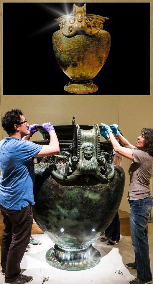 这是在法国维克斯发现的一个巨大的希腊调酒器。这个1.63米高的青铜器重约200公斤，是迄今为止发现的最大的古典希腊青铜器，这个装饰丰富的酒壶是在公元前530-520年左右制造的。