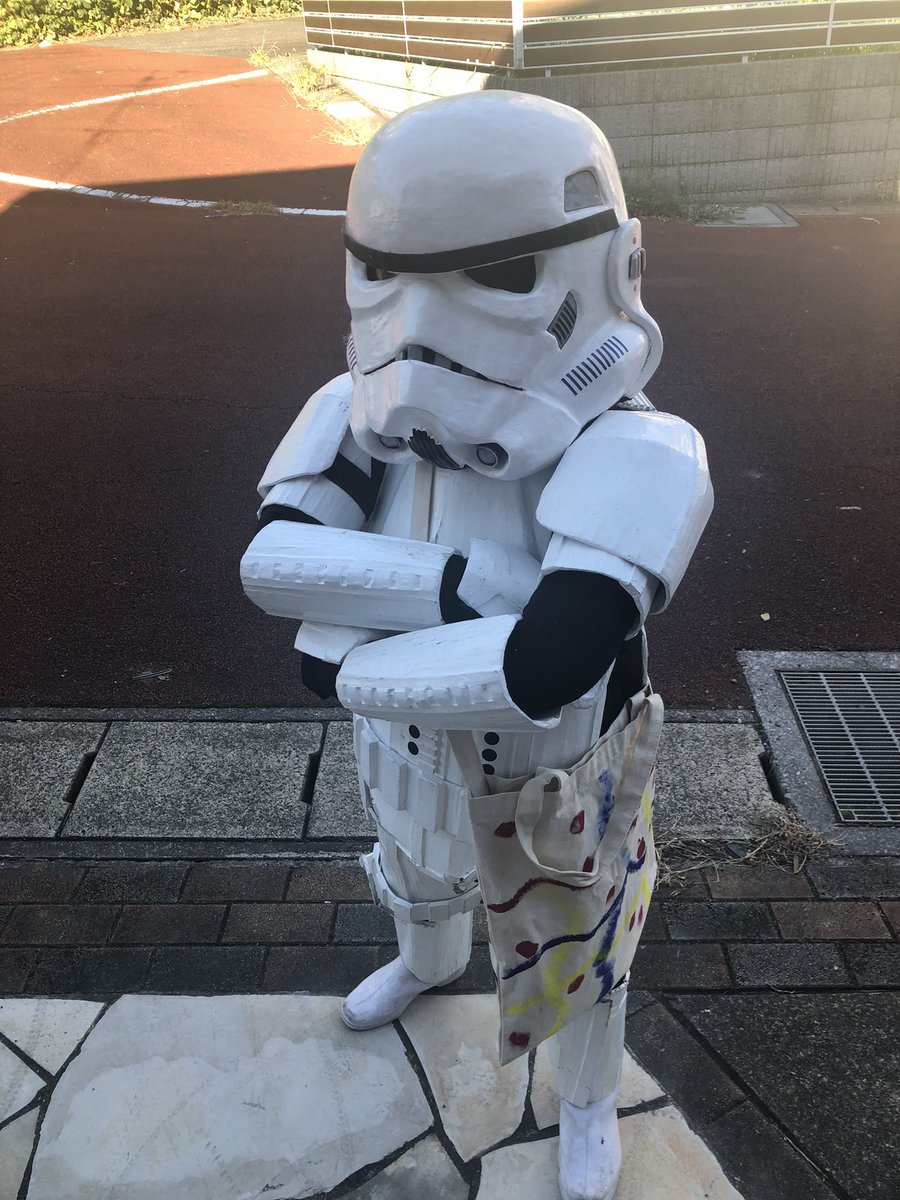 hal_aky's tweet photo. 最近は剣道と釣りばかりだったけど、四年前長男に作ったトルーパーを次男が着てハロウィンに出動した！
サイズギリッギリ。
破損も多くて、もう最後かな。。
ダンボールだから後は捨てるだけ🥹
＃トルーパーの休日 https://t.co/6jNaQDHMOh
