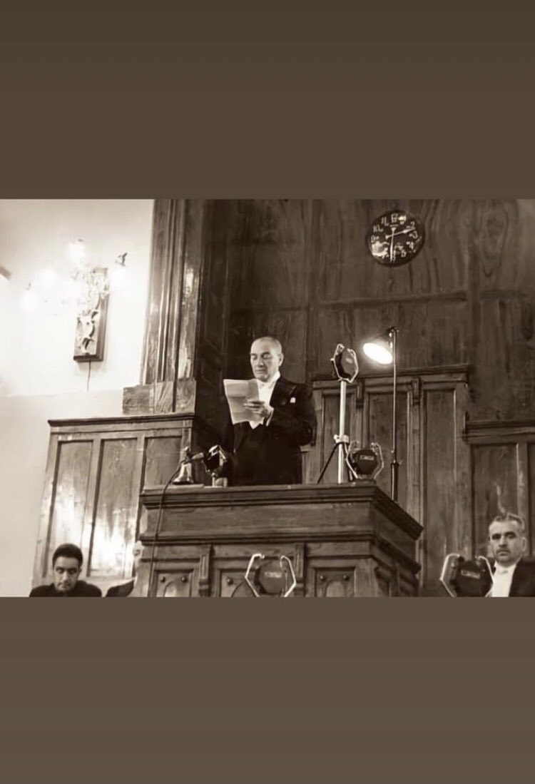 Biz Cumhuriyetiz!
19 Mayıs 1919'da direniş olduk.
23 Nisan 1920'de millet olduk.
30 Ağustos 1922'de zafer olduk.
29 Ekim 1923'de vatan olduk.
Devrim, Aydınlık, Tam Bağımsızlık olduk.
Mustafa Kemal Atatürk'le var olduk.
Biz Cumhuriyetiz...
Sonsuza kadar!