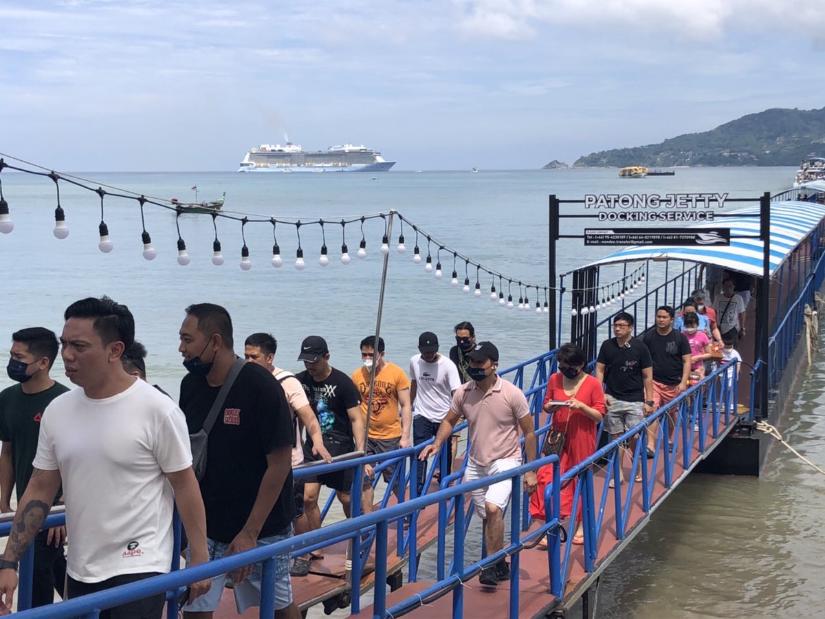 pleunpit_Ch9's tweet image. ภูเก็ตสุดคึกคัก
เรือสเปคตรัม ออฟ เดอะ ซีส์เรือสำราญสัญชาติสหรัฐอเมริกาขนาดใหญ่ที่สุดในภูมิภาคเอเชีย นำนทท.กว่า 4,000 คนแวะจอดเทียบท่าที่อ่าวป่าตองภูเก็ตเป็นครั้งแรกในรอบ 2 ปีหลังโควิด 19 แพร่ระบาด คาดสร้างเม็ดเงินสะพัดกว่า20ล้านบาท​ @TNAMCOT