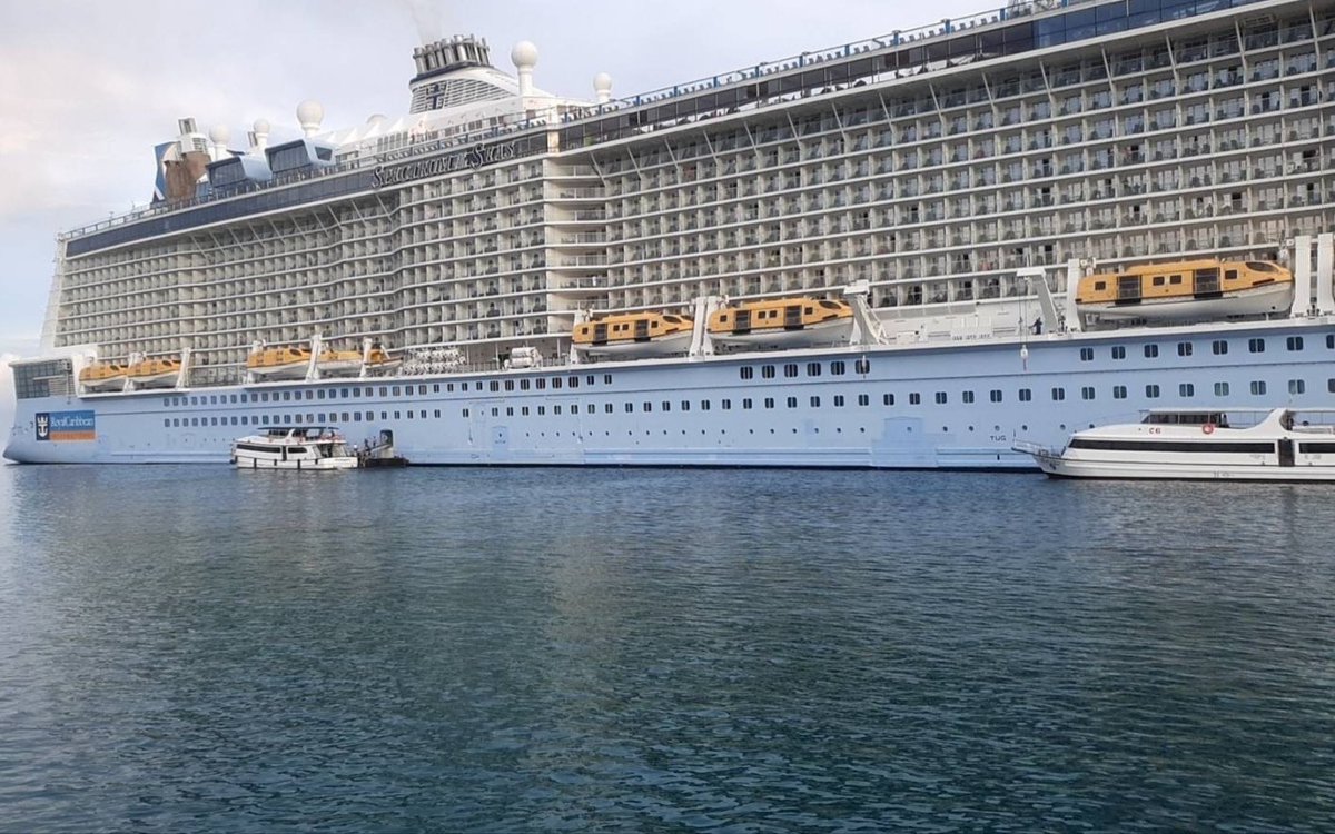 pleunpit_Ch9's tweet image. ภูเก็ตสุดคึกคัก
เรือสเปคตรัม ออฟ เดอะ ซีส์เรือสำราญสัญชาติสหรัฐอเมริกาขนาดใหญ่ที่สุดในภูมิภาคเอเชีย นำนทท.กว่า 4,000 คนแวะจอดเทียบท่าที่อ่าวป่าตองภูเก็ตเป็นครั้งแรกในรอบ 2 ปีหลังโควิด 19 แพร่ระบาด คาดสร้างเม็ดเงินสะพัดกว่า20ล้านบาท​ @TNAMCOT