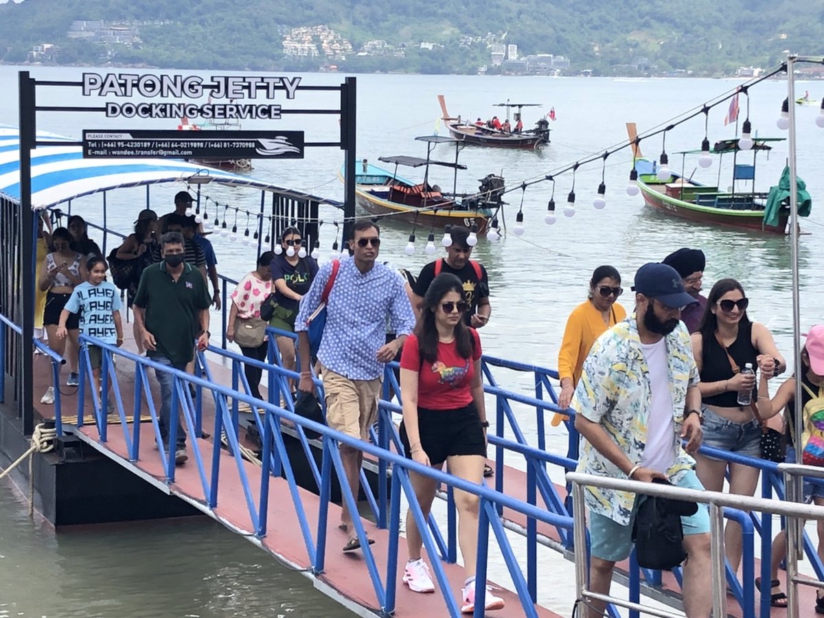 pleunpit_Ch9's tweet image. ภูเก็ตสุดคึกคัก
เรือสเปคตรัม ออฟ เดอะ ซีส์เรือสำราญสัญชาติสหรัฐอเมริกาขนาดใหญ่ที่สุดในภูมิภาคเอเชีย นำนทท.กว่า 4,000 คนแวะจอดเทียบท่าที่อ่าวป่าตองภูเก็ตเป็นครั้งแรกในรอบ 2 ปีหลังโควิด 19 แพร่ระบาด คาดสร้างเม็ดเงินสะพัดกว่า20ล้านบาท​ @TNAMCOT