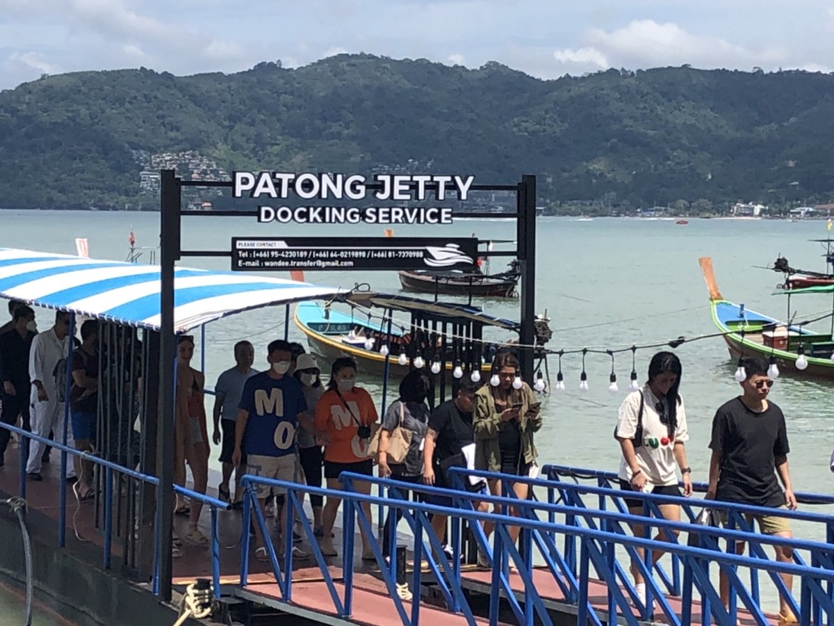 pleunpit_Ch9's tweet image. ภูเก็ตสุดคึกคัก
เรือสเปคตรัม ออฟ เดอะ ซีส์เรือสำราญสัญชาติสหรัฐอเมริกาขนาดใหญ่ที่สุดในภูมิภาคเอเชีย นำนทท.กว่า 4,000 คนแวะจอดเทียบท่าที่อ่าวป่าตองภูเก็ตเป็นครั้งแรกในรอบ 2 ปีหลังโควิด 19 แพร่ระบาด คาดสร้างเม็ดเงินสะพัดกว่า20ล้านบาท​ @TNAMCOT