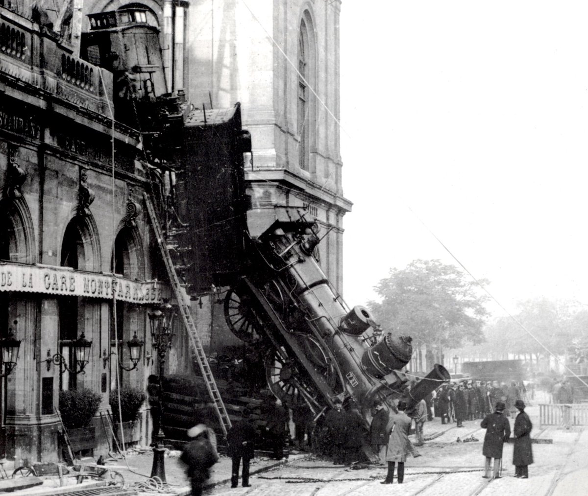 SamuelMartin75's tweet photo. Chaque jour, une photo du Paris d’autrefois. 
Gare Montparnasse, accident ferroviaire, le 22 octobre 1895 à 16 h. https://t.co/USSunvTCl8