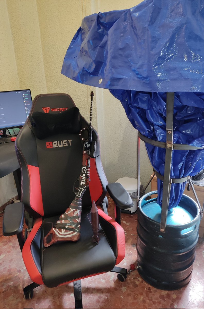 xGuiRy's tweet photo. Recordar mantenerse hidratados chic@s 💦💦  @Alistair_McF @ErrnieGerrn @playrust
Junto al bolt para @sandraarimc 
Todo gracias a @MilesFiguras3D si quereis cositas pedidselas, que hacen de todo con mucho detalle y cariño https://t.co/GQJZSefjrl