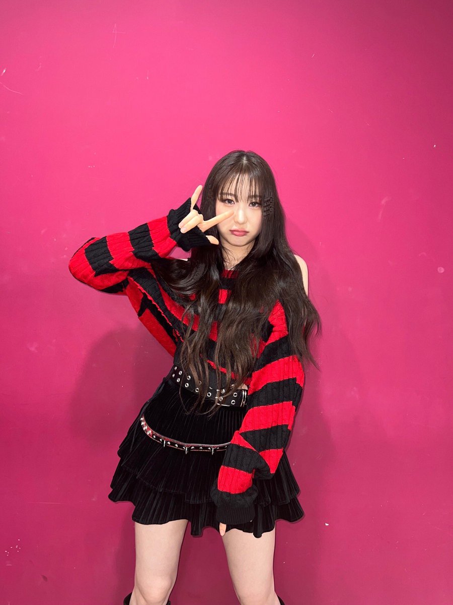 official_LCY's tweet photo. [#CHAEYEON_pic📸] 22.10.29 쇼! 음악중심

매일이 레전드인 깃털요정 채연이💕 완벽을 의인화하면,,, 그게 채연이가 아닐까요⁉️ 음악중심 무대도 멋지게 완료😆

#이채연 #LEECHAEYEON #HUSHRUSH https://t.co/nkSHRzLaK1