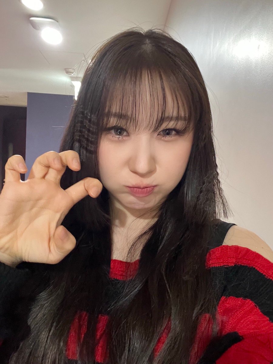 official_LCY's tweet photo. [#CHAEYEON_pic📸] 22.10.29 쇼! 음악중심

매일이 레전드인 깃털요정 채연이💕 완벽을 의인화하면,,, 그게 채연이가 아닐까요⁉️ 음악중심 무대도 멋지게 완료😆

#이채연 #LEECHAEYEON #HUSHRUSH https://t.co/nkSHRzLaK1