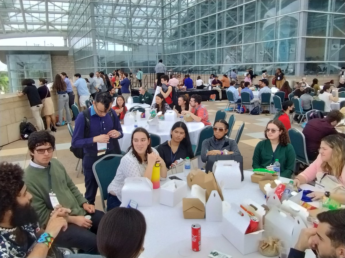 ProfAgda's tweet photo. Día 2 en #NDiSTEM2022 SACNAS encuentro no planificado de alumnos y exalumnos STEM de @sagradoedu genial! https://t.co/vBCnLroUms