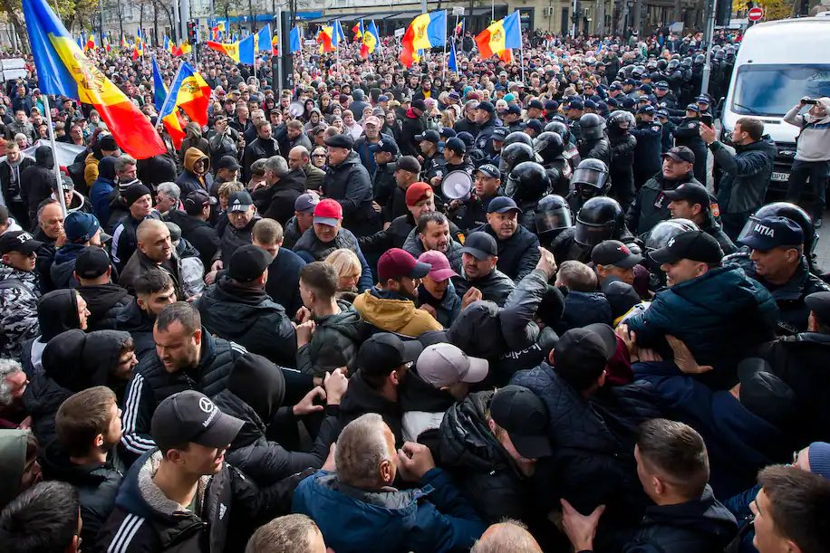 visegrad24's tweet photo. The Washington Post reports that the Russian security services have launched an operation meant to overthrow the pro-Western government in Moldova.

According to documents, the FSB operation is lead by Dmitry Milyutin and is meant to foment street protests lead by the ȘOR Party. https://t.co/FLsOdTYxUY