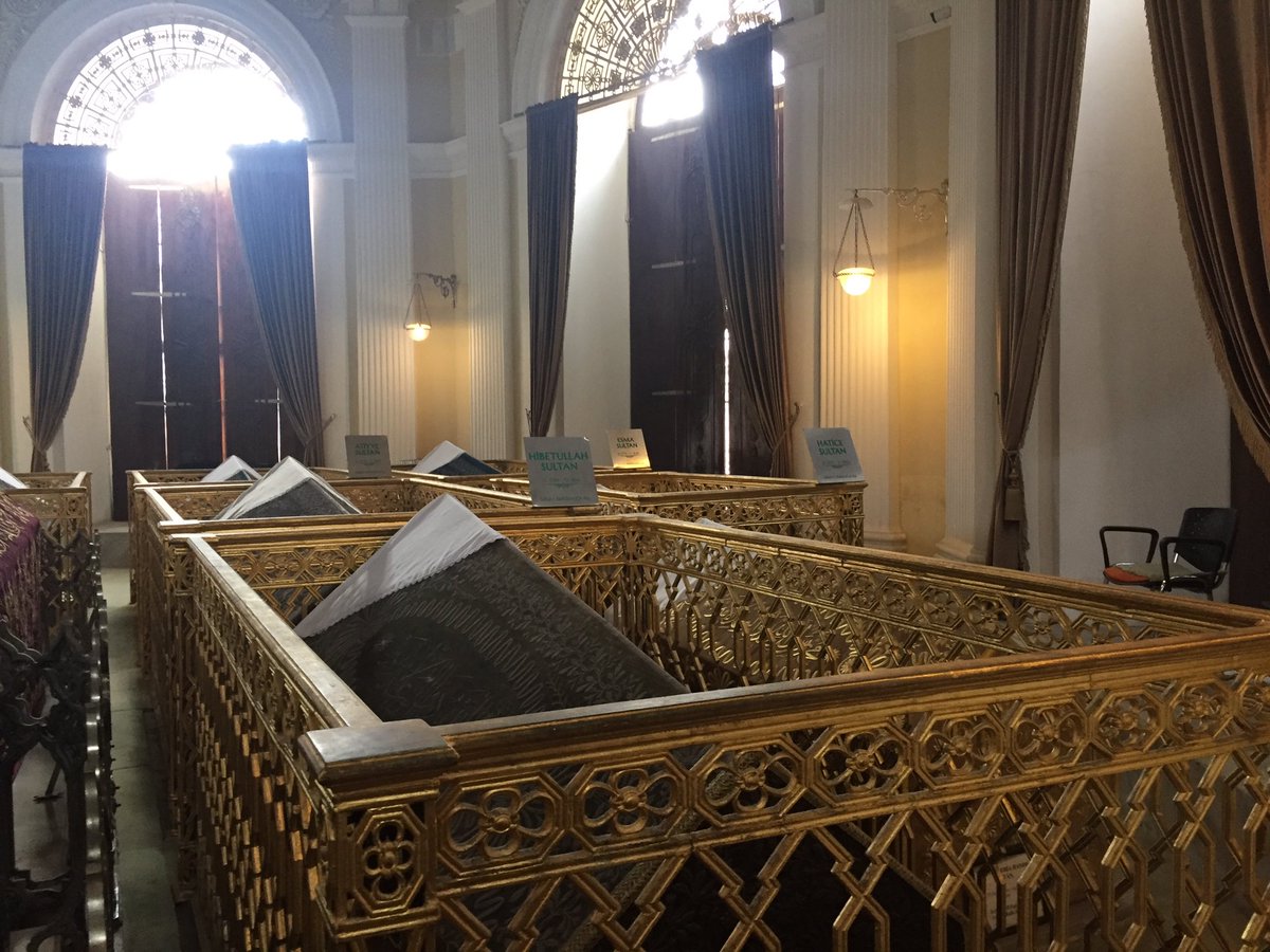SadeceHira__'s tweet photo. Buraya gelip ecdadı ziyaret etmesek olmazdı
Cennet mekan 🤲🤲
#AbdülhamidHan
#İkinciMahmutPaşa
#HaticeSultan
#EsmaSultan
#Çemberlitaş
#SultanAhmet https://t.co/LpskWBQmVh