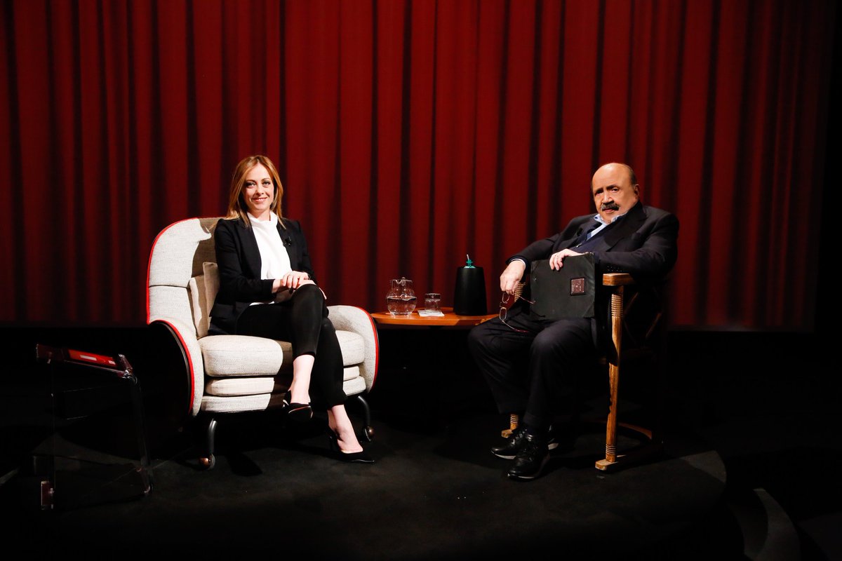MusicTvOfficial's tweet photo. Domenica 30 ottobre, in seconda serata su Canale5 puntata speciale de #LIntervista: Maurizio @Costanzo ripropone l'intervista fatta con il Presidente del Consiglio @GiorgiaMeloni https://t.co/YKa3czzY46