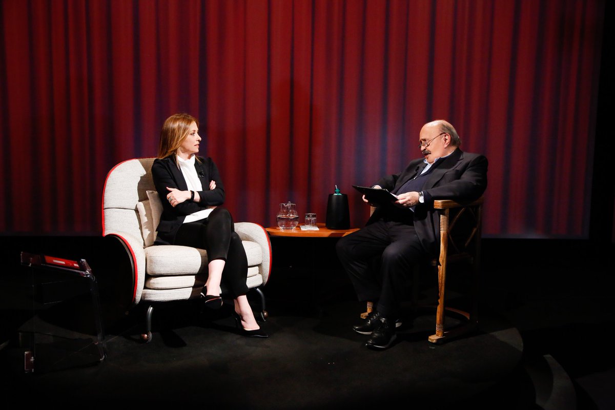 MusicTvOfficial's tweet photo. Domenica 30 ottobre, in seconda serata su Canale5 puntata speciale de #LIntervista: Maurizio @Costanzo ripropone l'intervista fatta con il Presidente del Consiglio @GiorgiaMeloni https://t.co/YKa3czzY46