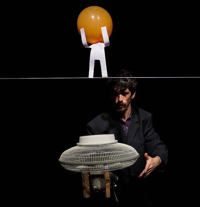 Hey #barcelonawithkids I want to highly recommend this wordless puppet show at <a href="/LaPuntual_/">La Puntual</a> this weekend by Rauxa Cia .  It's inventive, fun, and great for kids 4+. clownlink.com/2022/10/29/tea…
#barcelona #puppetry #lapuntual #rauxacia #titelles