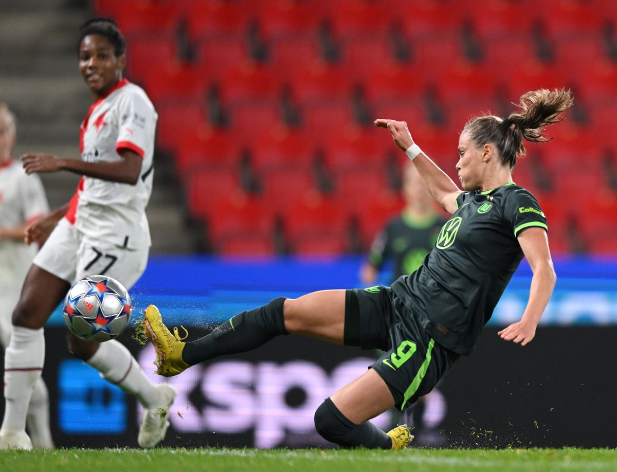 1️⃣0️⃣0️⃣ Wolfsburg goals for Ewa Pajor 💚⚽️ What a milestone 👏👏👏 #UWCL // @VfL_Frauen