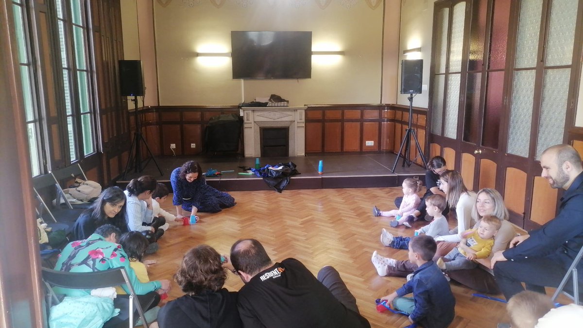AteneuRubi's tweet photo. Avui dissabte, música en família amb @somMUSICOLOGICS @mariajangles i aquarel·la amb Marta Barceló.
#rubicity #femcultura #ocicultural #compartir #comunitat #musicafamilia #aquarel·la https://t.co/Sbh79zP6Q5