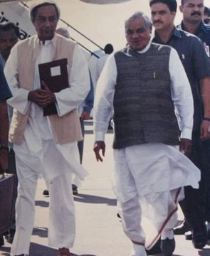 Gangadhar_Dash1's tweet photo. When then PM Shri Atal Bihari Vajpayee visited Odisha during 1999 super cyclone ! Also seen in the picture is then union coal mining minister of Odisha Hon'ble CM SJ @Naveen_Odisha ji . Odisha remembering today 23th years
#1999SuperCyclone https://t.co/NmT9gyI0qO