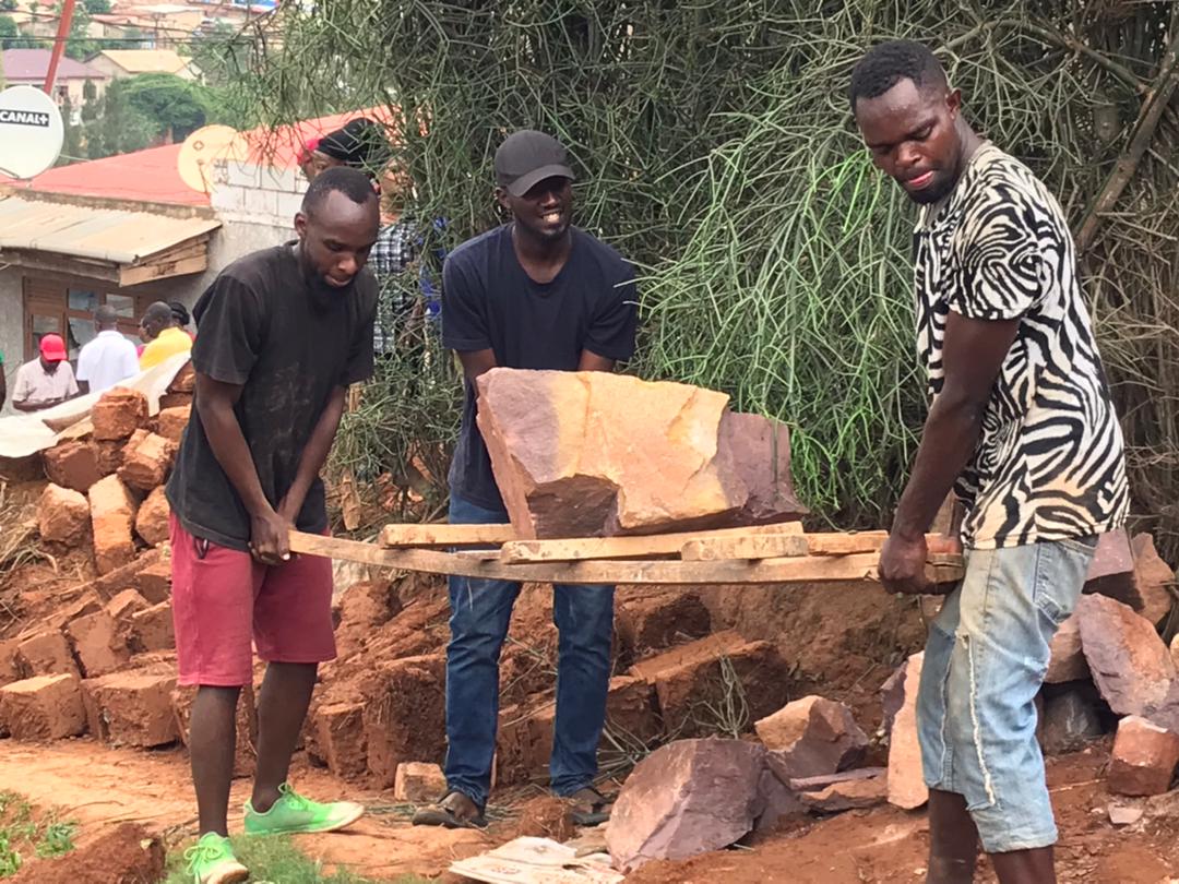 MuhimaRyvcp's tweet photo. UMUGANDA: Urubyiruko rw'Umurenge wa @MuhimaRwanda mu kagari @CellAmahoro ku bufatanye n'izindi nzego z'ubuyobozi twabyukiye mu gikorwa cy'umuganda rusange mukwezi kwahariwe ibikorwa byu  #ubukorarabushake,hasanwa Inzu za bamwe mu baturage zahuye nibiza. @NyarugengeV @Nyarugenge https://t.co/CAV48zG1uj