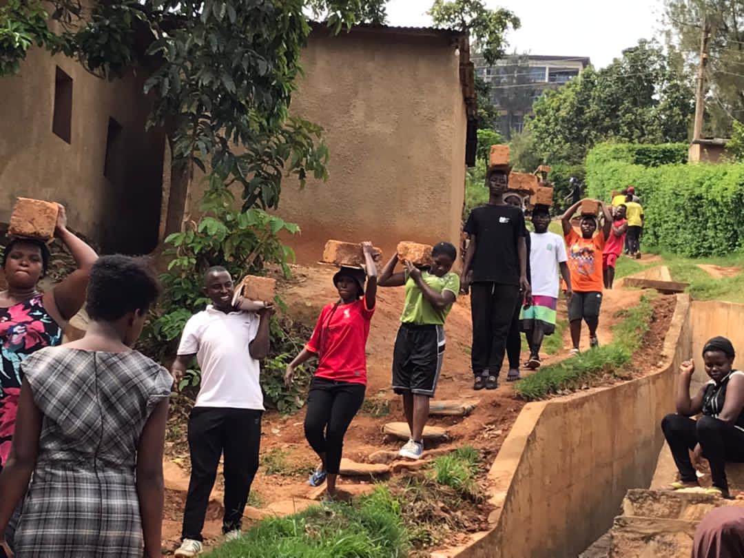 MuhimaRyvcp's tweet photo. UMUGANDA: Urubyiruko rw'Umurenge wa @MuhimaRwanda mu kagari @CellAmahoro ku bufatanye n'izindi nzego z'ubuyobozi twabyukiye mu gikorwa cy'umuganda rusange mukwezi kwahariwe ibikorwa byu  #ubukorarabushake,hasanwa Inzu za bamwe mu baturage zahuye nibiza. @NyarugengeV @Nyarugenge https://t.co/CAV48zG1uj