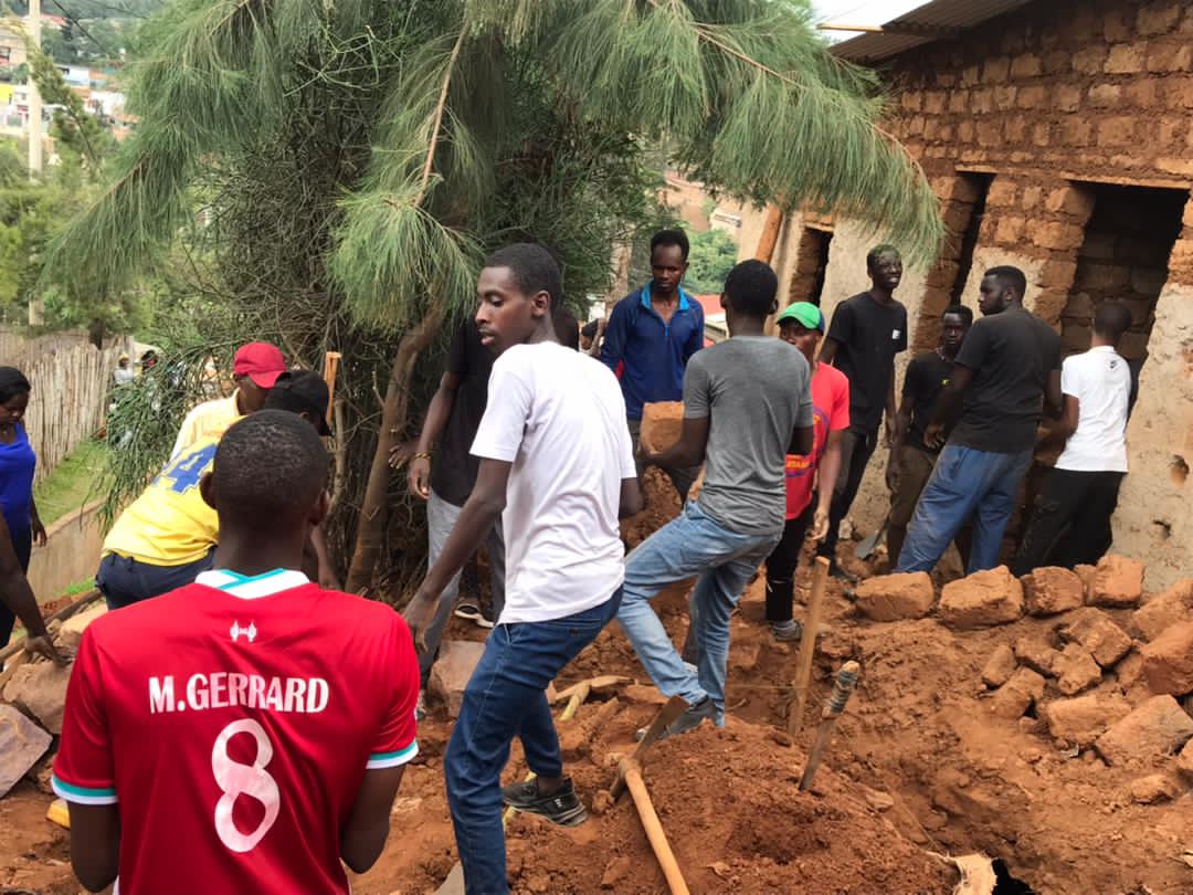 MuhimaRyvcp's tweet photo. UMUGANDA: Urubyiruko rw'Umurenge wa @MuhimaRwanda mu kagari @CellAmahoro ku bufatanye n'izindi nzego z'ubuyobozi twabyukiye mu gikorwa cy'umuganda rusange mukwezi kwahariwe ibikorwa byu  #ubukorarabushake,hasanwa Inzu za bamwe mu baturage zahuye nibiza. @NyarugengeV @Nyarugenge https://t.co/CAV48zG1uj
