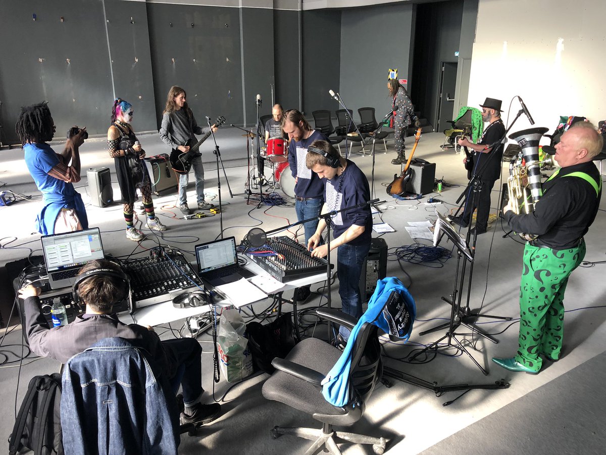deXterBentley's tweet photo. We have a full on production here at Resonance FM HQ with Anarchistwood GOING LIVE ON-AIR AT MIDDAY https://t.co/vJ3wwTTnD7 #hellogoodbyeshow #resonancefm #dexterbentley #anarchistwood #blacktrianglefilms #johnclay https://t.co/3iIhSzR8oj