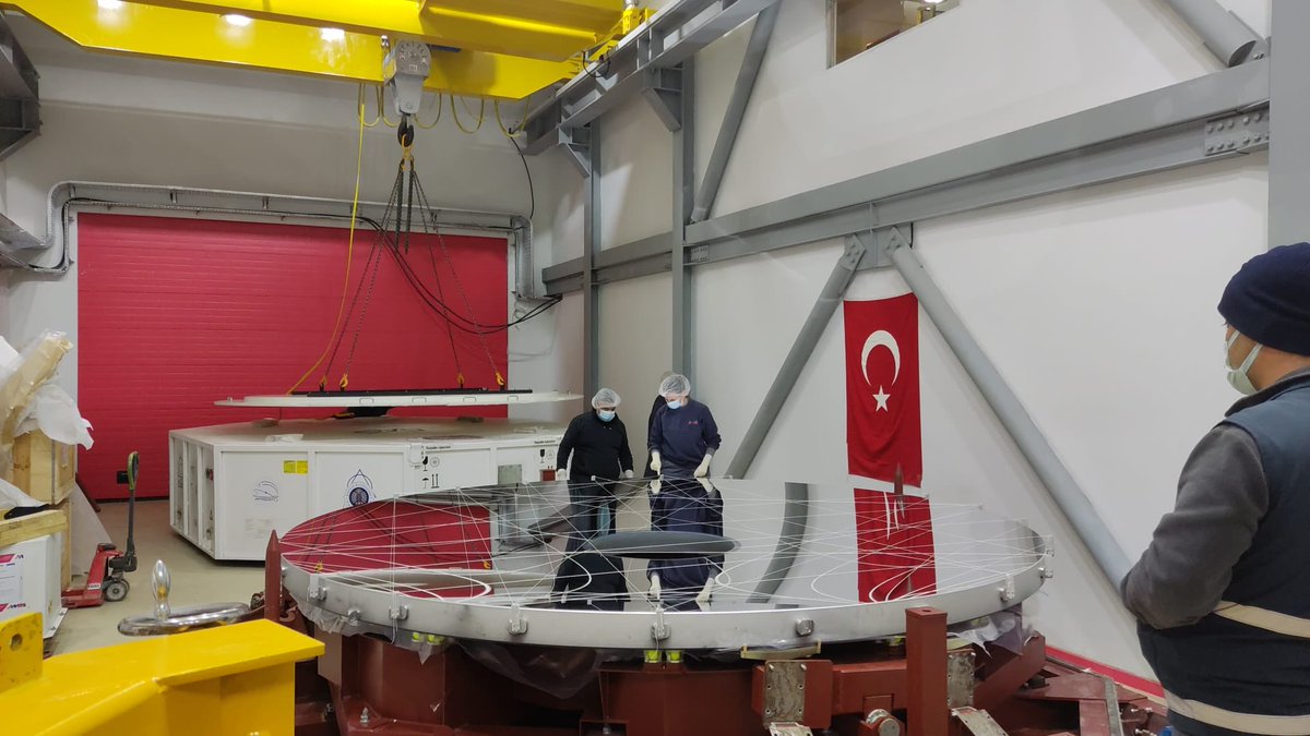 atasam2012's tweet photo. DAG Teleskobu'nun 4m'lik ayna montajı başladı… 🇹🇷💫 https://t.co/gAF7TKzM2Y