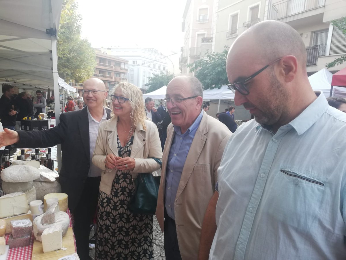 ERCPallarsJussa's tweet image. 📸 Avui som a la Fira del #Codony 🍋 de #Tremp i 1a Fira d'#esportsdemuntanya 🏔

👉El director general d'empreses agroalimentàries, Joan Gòdia ha inaugurat la Fira amb l'alcaldessa de Tremp, @MPIlarCases, el delegat @JosepCastellsF i els diputats @AntoniFlores7 i @cram477