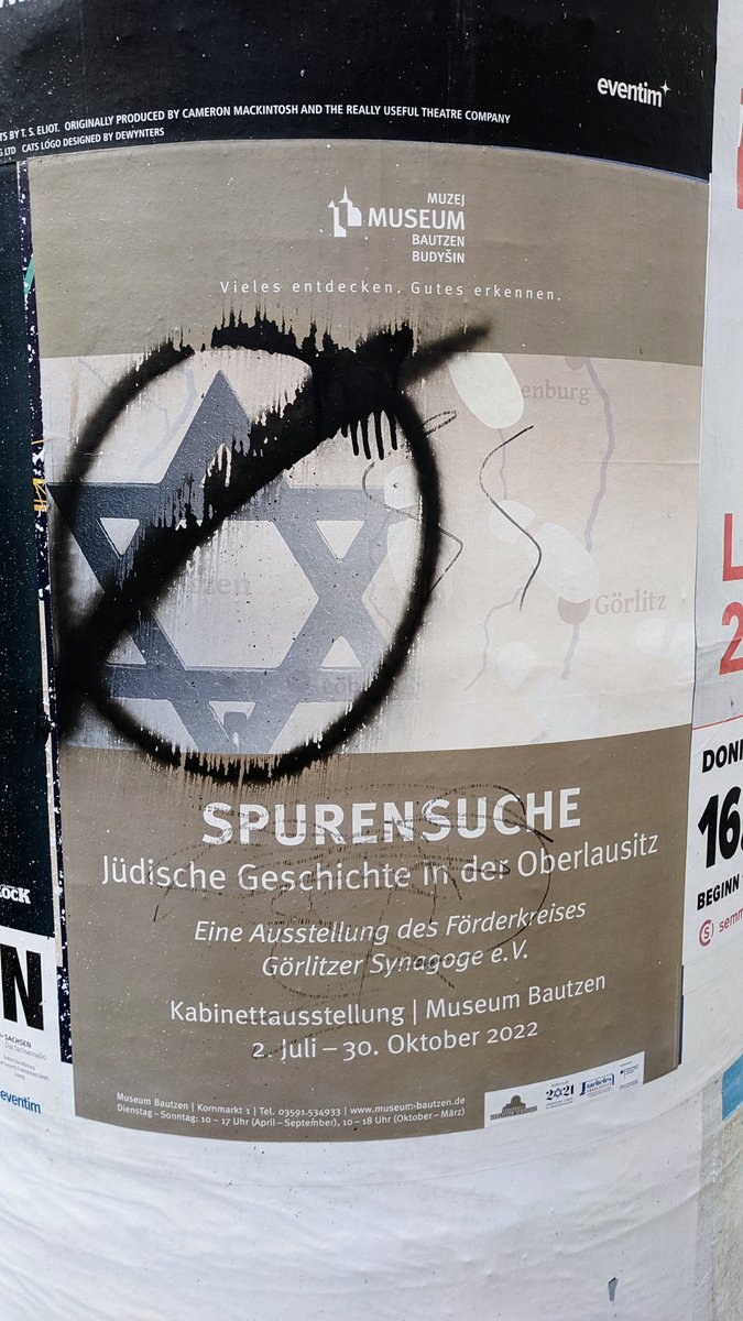 CN Antisemitismus Es ist eben auch das gesellschaftliche (Stadt-)Klima, welches Angriffen auf Geflüchtete und ihre Unterkünfte den Weg ebnet - so auch in #Bautzen. Seit Jahren haben dort extrem Rechte die Deutungshoheit auf der Straße. Ein Beispiel (hing neben der Polizeiwache):