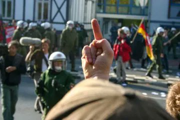 RadicalPast's tweet photo. Heute vor 17 Jahren verhinderten 5.000 Antifa|schist*Innen mit Sitzblockaden, brennenden Barrikaden und militanten Aktionen einen Nazi-Aufmarsch in Göttingen. Weitere Bilder bei Flickr: https://t.co/r5vmtztnVk https://t.co/y1lrujoF1r