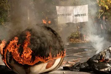 RadicalPast's tweet photo. Heute vor 17 Jahren verhinderten 5.000 Antifa|schist*Innen mit Sitzblockaden, brennenden Barrikaden und militanten Aktionen einen Nazi-Aufmarsch in Göttingen. Weitere Bilder bei Flickr: https://t.co/r5vmtztnVk https://t.co/y1lrujoF1r