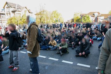 RadicalPast's tweet photo. Heute vor 17 Jahren verhinderten 5.000 Antifa|schist*Innen mit Sitzblockaden, brennenden Barrikaden und militanten Aktionen einen Nazi-Aufmarsch in Göttingen. Weitere Bilder bei Flickr: https://t.co/r5vmtztnVk https://t.co/y1lrujoF1r