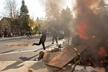 RadicalPast's tweet photo. Heute vor 17 Jahren verhinderten 5.000 Antifa|schist*Innen mit Sitzblockaden, brennenden Barrikaden und militanten Aktionen einen Nazi-Aufmarsch in Göttingen. Weitere Bilder bei Flickr: https://t.co/r5vmtztnVk https://t.co/y1lrujoF1r