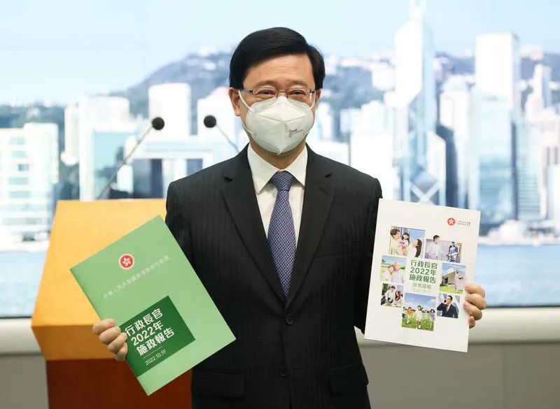 Chinadaily_CH's tweet photo. 【香港社交媒體對李家超首份施政報告滿意度高】
#香港 特區行政長官 #李家超 日前發表任內首份 #施政報告 。中評智庫大數據中心25日發布消息稱,經分析香港社交媒體觀點數據後得出結論:今年施政報告的香港社交媒體民意關注度滿意度創下近5年之最。 #2022policyaddress https://t.co/rfJTSZaybh