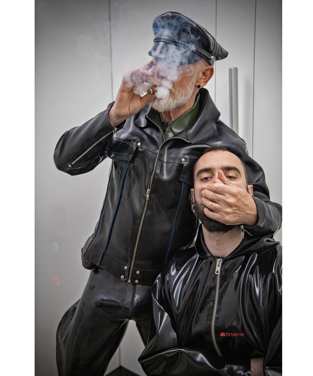 MasterTopXXL1's tweet photo. smoking daddy
with #kinkboim
photo by #timarne_photography
#rubber #rubbermaster #master #leatherman #hombredecuero #gay #gayberlin #fetish #rubberfetish #fetisch #masterslave #fetishmaster #daddy #cigarleatherdaddy #uniform
#eaterberlin #blf #cigar https://t.co/Cm6OnORiZp