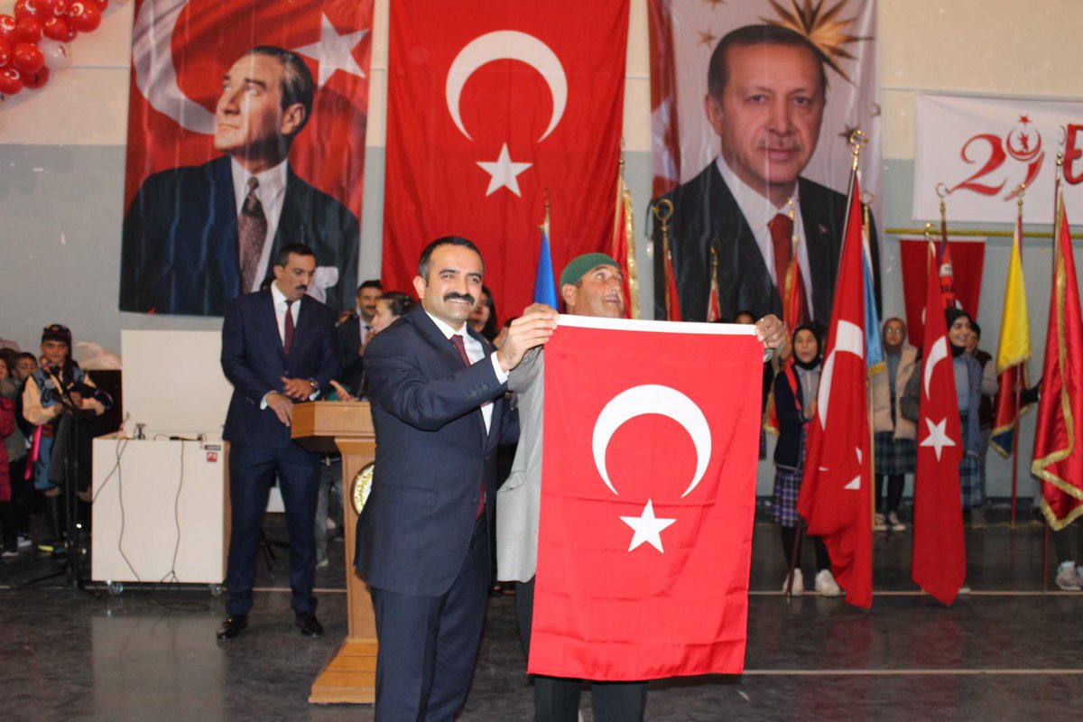 Türk Bayrağımıza olan sevgisi ile gönlümüzde ayrı bir yeri olan ilçemizin renkli simalarından Ercan’a bu defa biz bayrak hediye ettik.