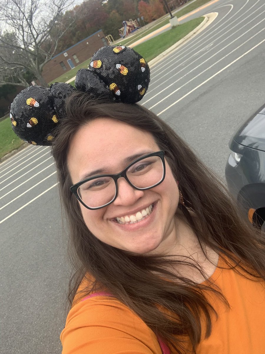 ApplebaumR7's tweet photo. Day 17!! Last outfit with kiddos because Halloween is a teacher workday! 🥺 #TMESEagles #HalloweenOOTD https://t.co/2x4Tw7Pw0y