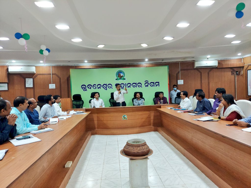 bmcbbsr's tweet photo. Team BMC has taken up a challenge to make #MoBhubaneswar free from #openwaste.
A meeting was held today under the chairmanship of VC @BDA_BBSR in presence of BMC Commissioner & team. The sanitation agencies & D2D NGO partners were asked to give their best in making city clean. https://t.co/oe7VAESu6Y