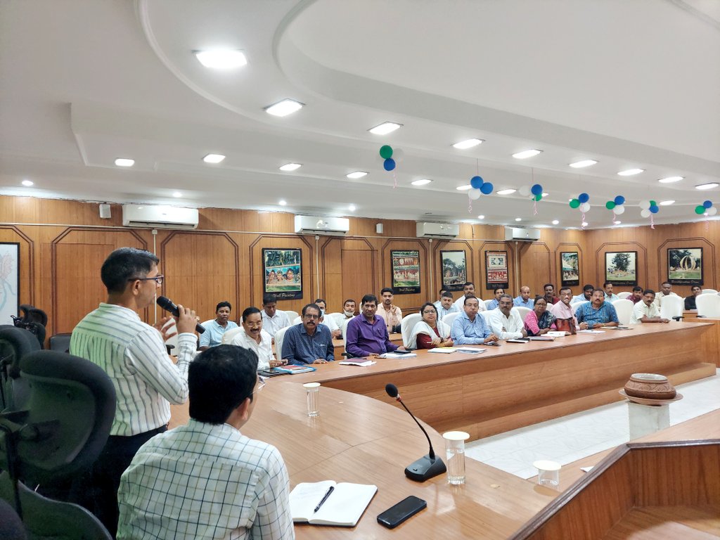 bmcbbsr's tweet photo. Team BMC has taken up a challenge to make #MoBhubaneswar free from #openwaste.
A meeting was held today under the chairmanship of VC @BDA_BBSR in presence of BMC Commissioner & team. The sanitation agencies & D2D NGO partners were asked to give their best in making city clean. https://t.co/oe7VAESu6Y