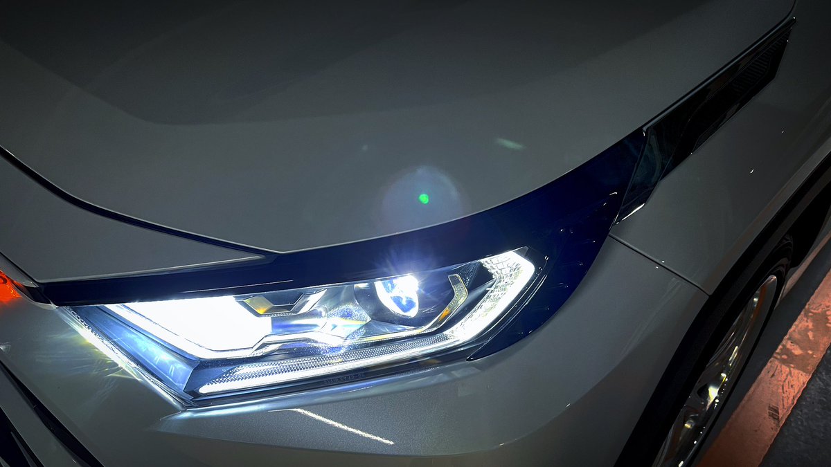 RAV4_MODELLISTA's tweet photo. 目尻にアイライン入れました👁笑
目がシュッとなって目力が増しました‼️
次はつけまつげですかね🤣笑
本当はモデリスタ製が欲しかったけど、予算の都合上、中華製の安い物にしました…😅
パッと見は分からないので良しとします👍
#RAV4
#RAV4HYBRID
#AXAH54
#目尻アイライン
#中華製
#トヨタグラム https://t.co/vZKELorRKD