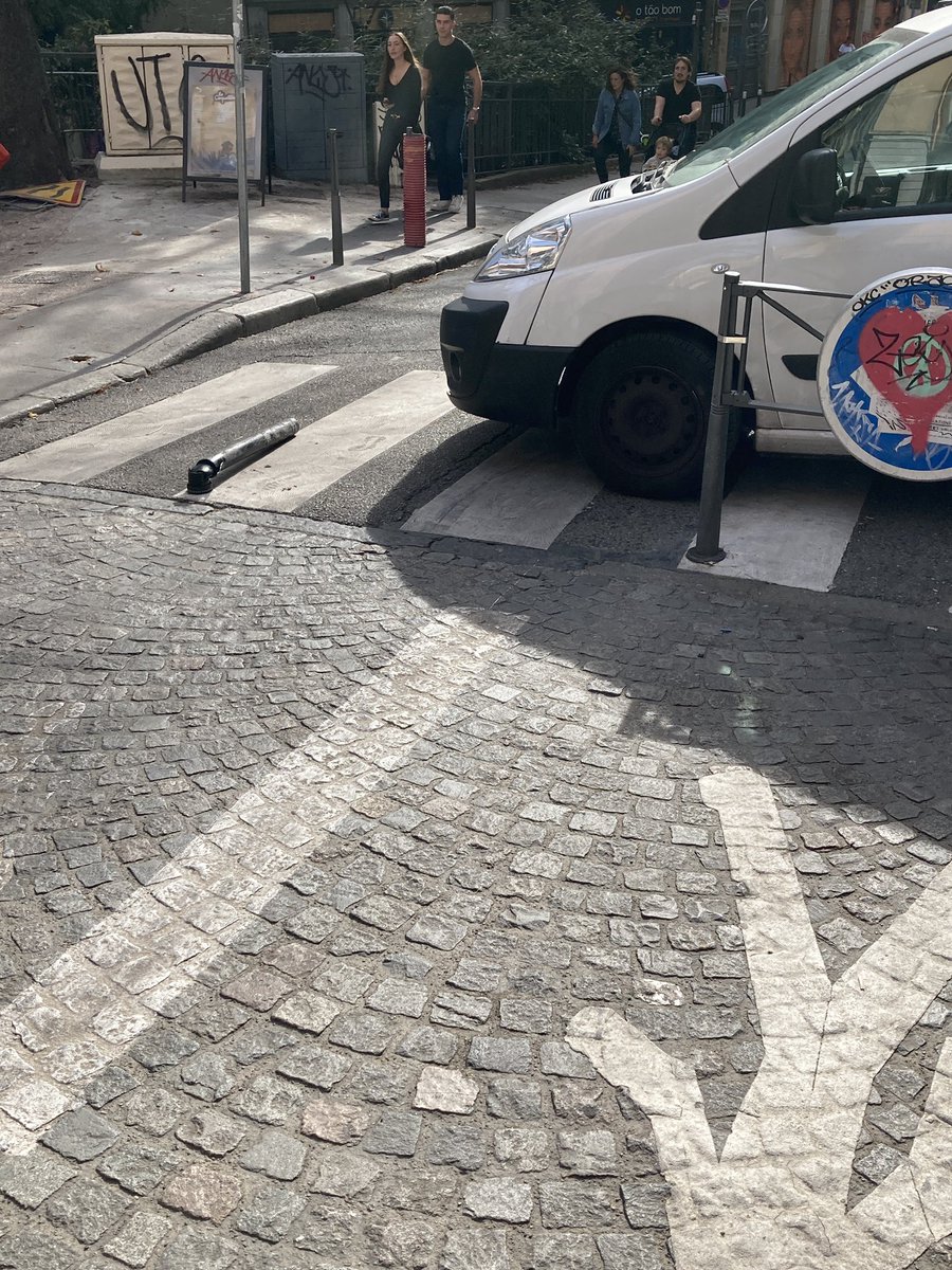 Potelet dégommé au sol, camionnette en warning sur passage piéton débordant sur la voie cyclable