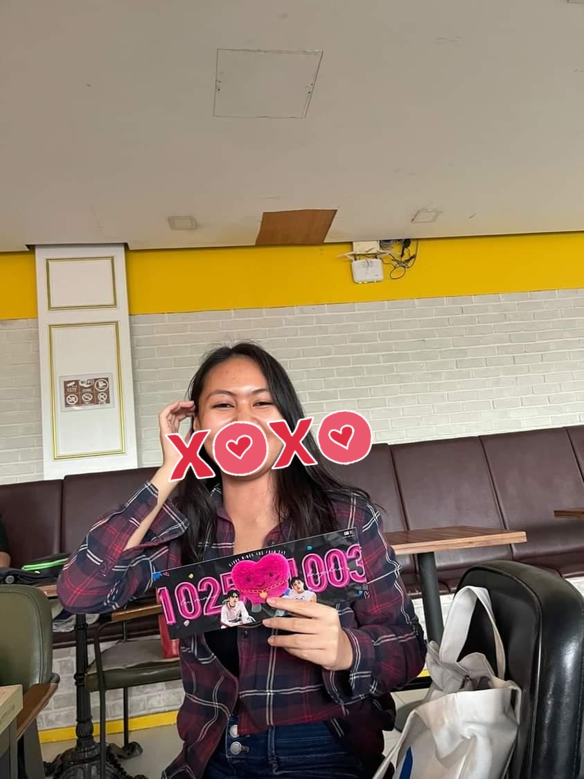 lelezcart's tweet photo. user lelezcart slight face reveal ๐คจ AHAHAHAHAHAHHA
first cse and we were late but present pa rin HAHAHAHHA tysm @PL4NETSKZ for being so friendlyy and to our fellow stays !! ๐ค๐ค it was sooo nice meeting you all ๐
#Case143x2 #StayInScene https://t.co/vWWV1uGUa9