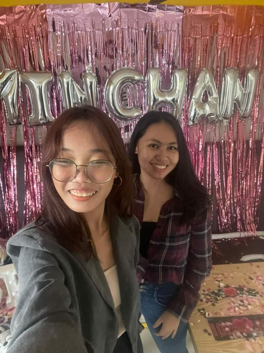 lelezcart's tweet photo. user lelezcart slight face reveal ๐คจ AHAHAHAHAHAHHA
first cse and we were late but present pa rin HAHAHAHHA tysm @PL4NETSKZ for being so friendlyy and to our fellow stays !! ๐ค๐ค it was sooo nice meeting you all ๐
#Case143x2 #StayInScene https://t.co/vWWV1uGUa9