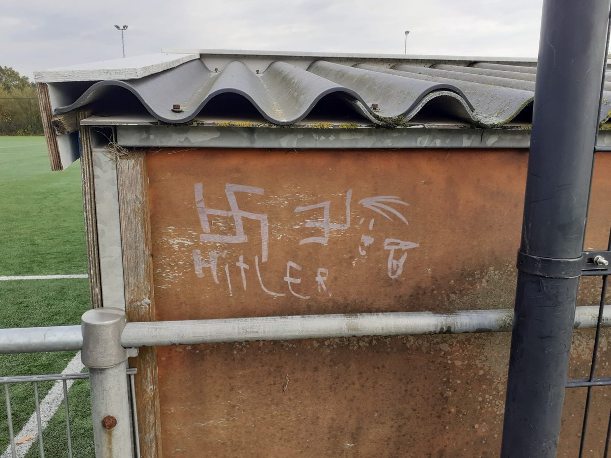 vvhelpman's tweet photo. Misschien is het verstandig dat de kleuter die dit op onze dug-out heeft aangebracht wat beter gaat opletten tijdens de geschiedenisles. https://t.co/1fWlviraUr