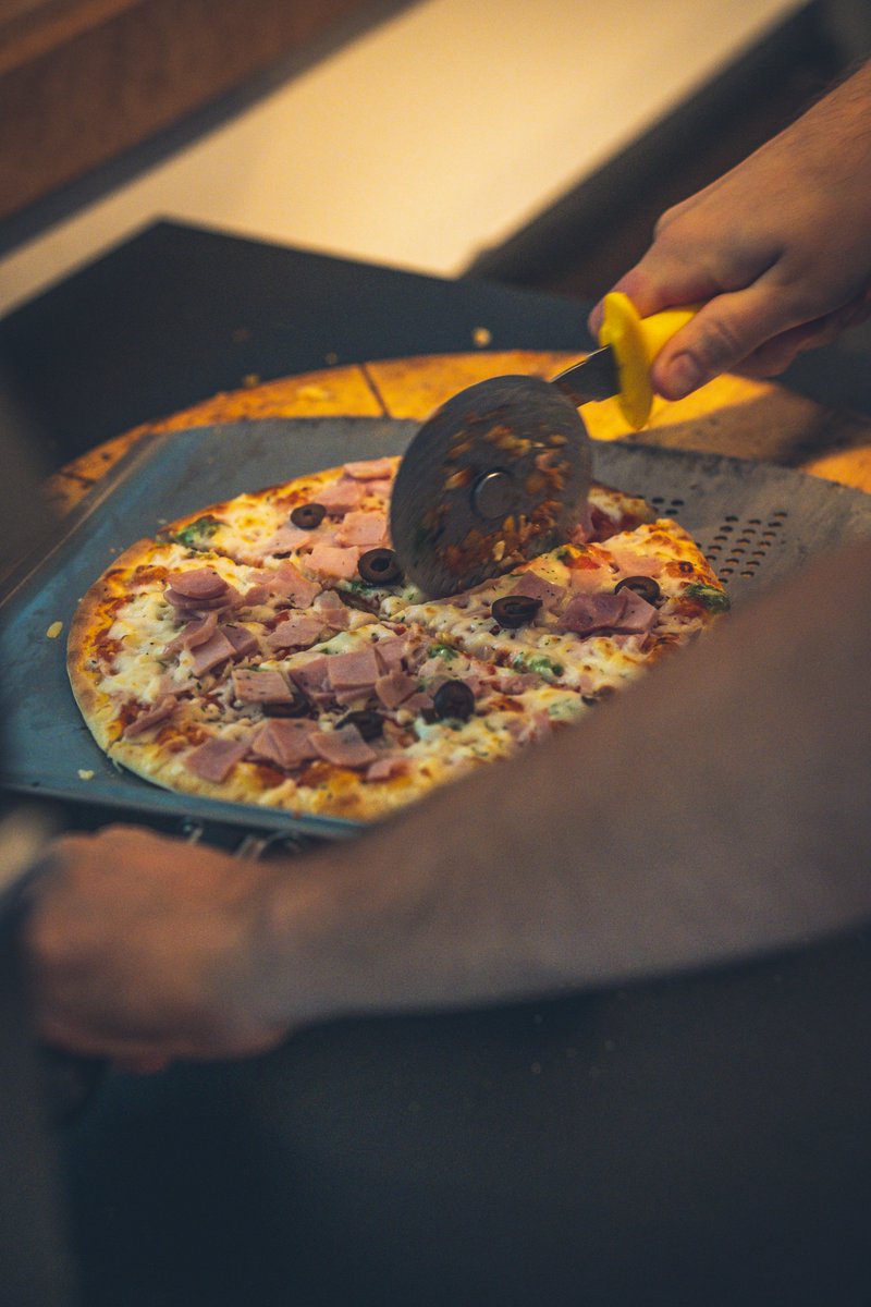alsa_lan's tweet photo. C'est l'heure de la pause repas pour nos joueurs #Rocketleague !🍕
Nos délicieuses pizzas les attendent, faire le plein est nécessaire avant de démarrer la 2ème partie de la #StorksCup 🔥 https://t.co/ZYKXK53AhQ