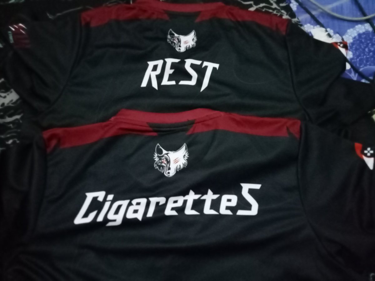 Xx_Aiiann's tweet photo. ในที่สุดฉันก็ได้เสื้อแล้ววว เย้ๆๆๆ #CigaretteSKla #RRREST https://t.co/0LRY4IbHNz