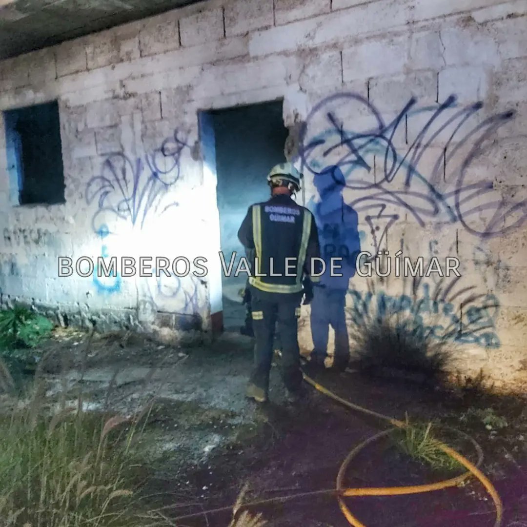 BomberosGuimar's tweet photo. El jueves pasado fuimos activados por la Central de Coordinación de @BomberosTf por un incendio que afectó a basuras y enseres abandonados. Al lugar también se desplazó Policía Local de Güímar.

#bomberosvalledegüímar https://t.co/0hOMZlg2sy